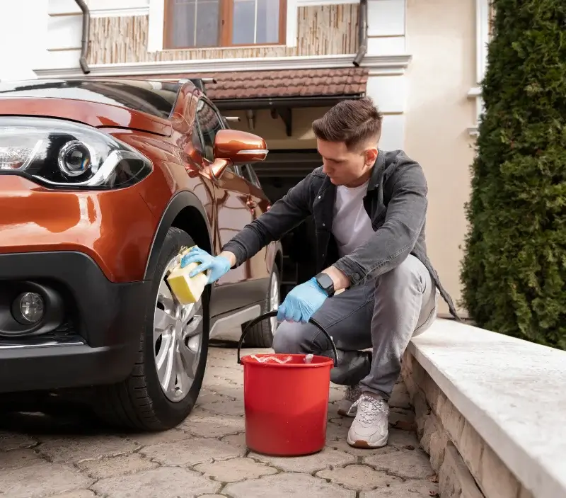 Lavage auto à domicile Pommeret : professionnel intervenant sur un véhicule